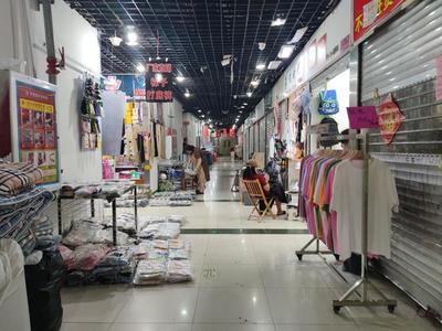 到點(diǎn)關(guān)門引爭議 即墨服裝批發(fā)市場夜半困客，回暖客流恐再遇寒